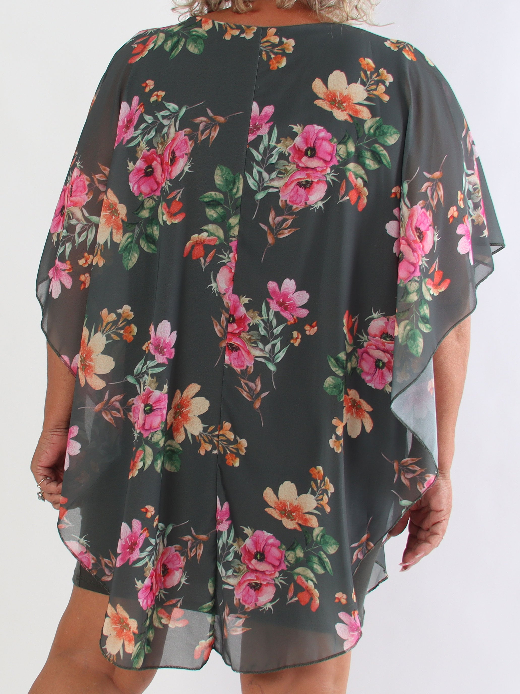 Kenya Fleur - Plus size kjole med et let blomstret chiffonstykke